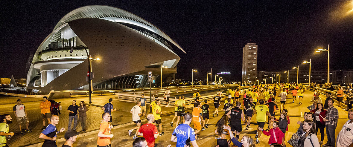 В ночь с 10 на 11 июня в городе Валенсия в Испании состоится одно из самых необычных спортивных мероприятий года – ночной забег на 15 километров