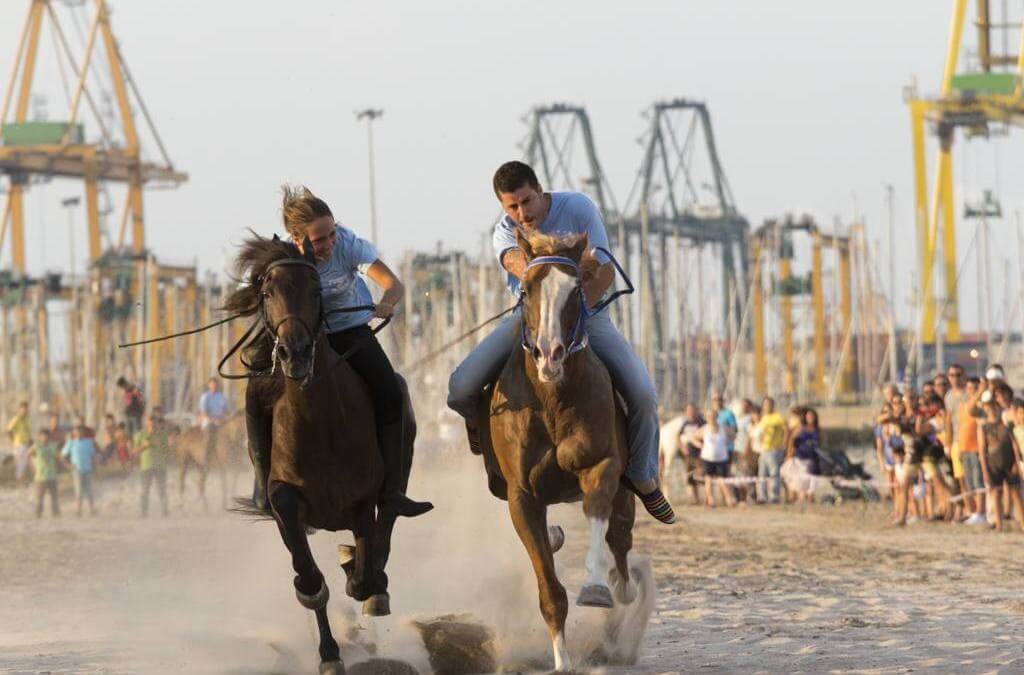 1, 2 и 3 августа на валенсийском пляже Пинедо состоятся зрелищные конные соревнования Corregudes de Joies. Это уникальная возможность наблюдать закат на пляже