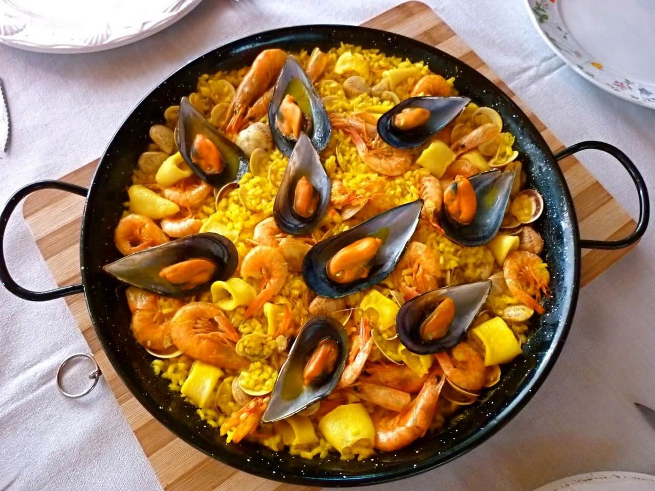 Самым популярным блюдом Валенсии является рисовое блюдо под названием “Ла Паэлья” (La Paella)