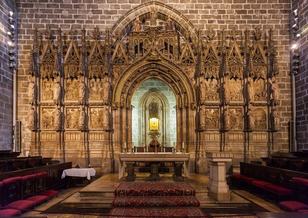 В Кафедральном соборе Валенсии, в часовне Santo Cáliz, где хранится известнейшая христианская реликвия Святой Грааль, установлена современная подсветка LED
