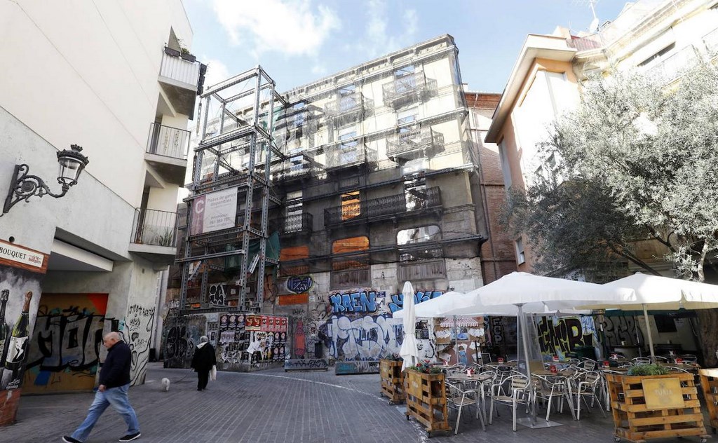 На площади Арболь (Plaza del Árbol) в Валенсии возобновились реконструкционные работы здания с жилыми апартаментами, приостановленные с 2011 года.
