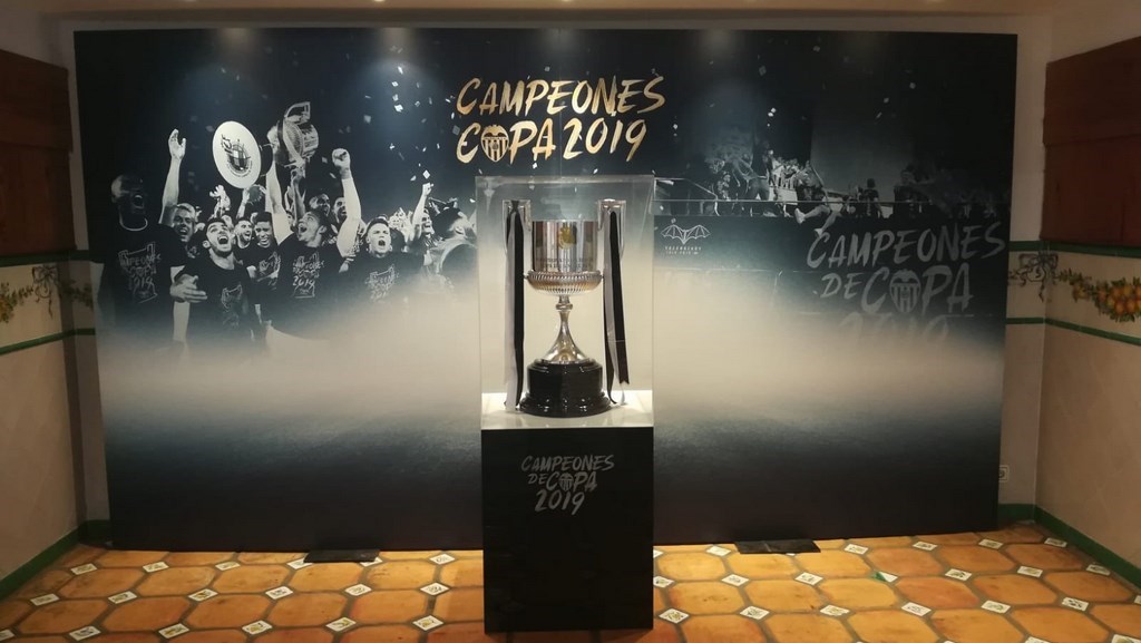 Заветный трофей, выигранный в финале Кубка Испании футбольным клубом «Валенсия» можно увидеть в рамках экскурсии по стадиону "Месталья" «Mestalla Forever Tour».