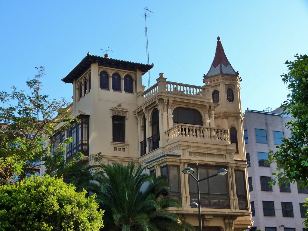 «Дом хирурга» или «Casa del Médico» - один из самых необычных домов, находящихся на Портовом проспекте (Avenida del Puerto) в Валенсии.