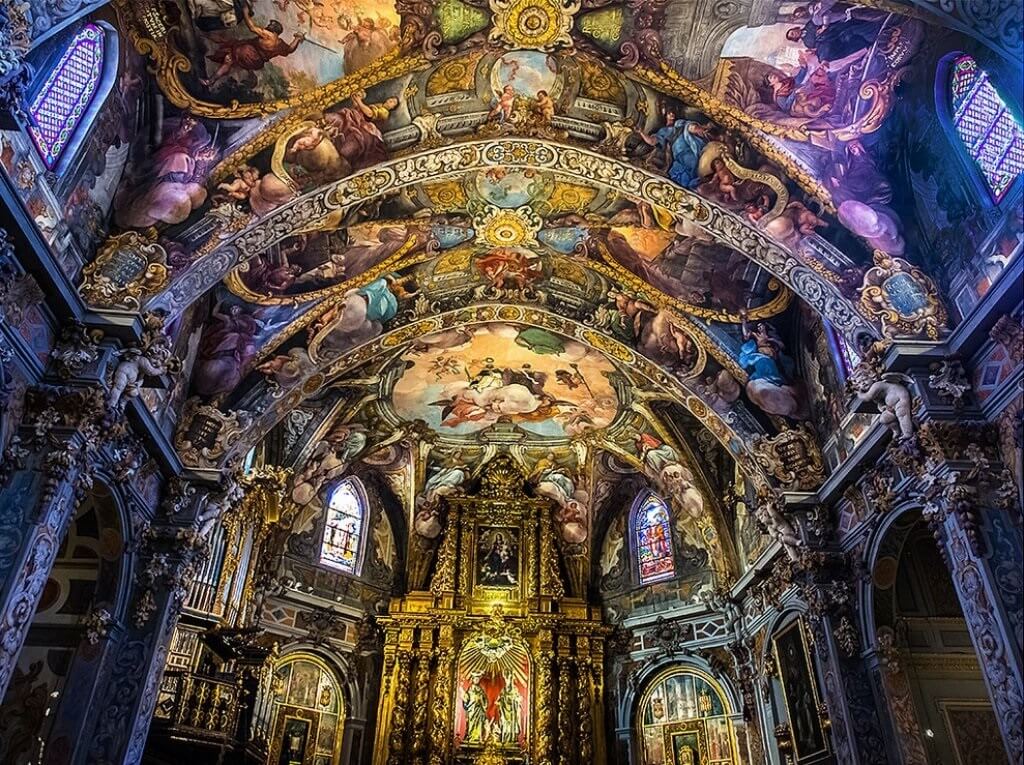 Церковь Святых Николая и Петра (Iglesia de San Nicolás de Bari y San Pedro Mártir) называют валенсийской Сикстинской капеллой из-за красивой росписи потолка