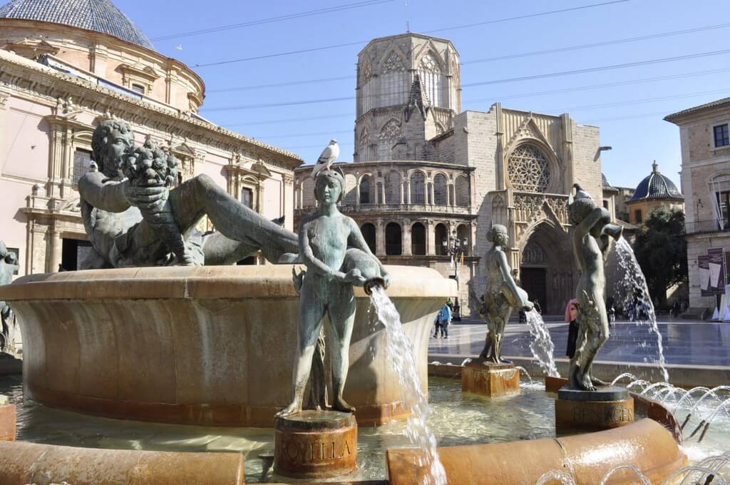 Невероятный фонтан, расположенный в центре площади Девы Марии в Валенсии, является одной из главных достопримечательностей города. Он изображает реку Турия.