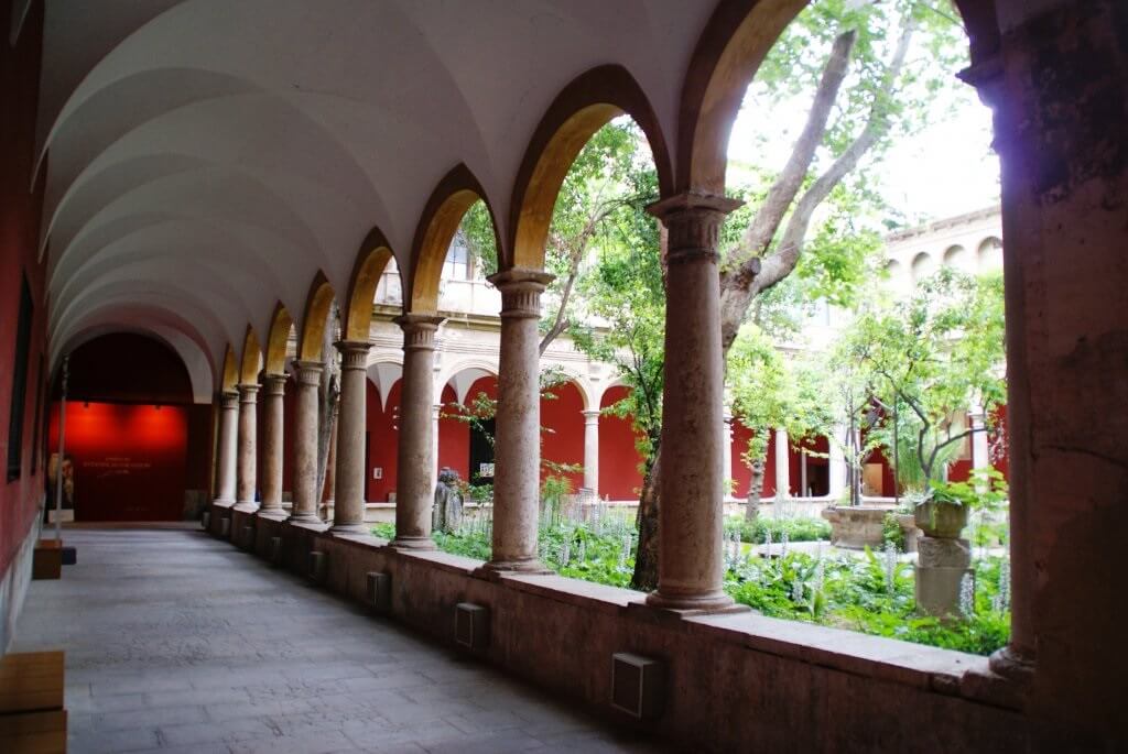 Центр современного искусства Эль Кармен (el Carmen) расположился в стенах средневекового монастыря XIII века, в центре одноимённого района Валенсии