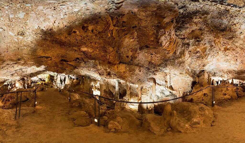 В 100 километрах от Валенсии, в муниципалитете Халансе (Jalance) находится единственная в Валенсийском Сообществе пещера Дон Хуан (Cueva de Don Juan).