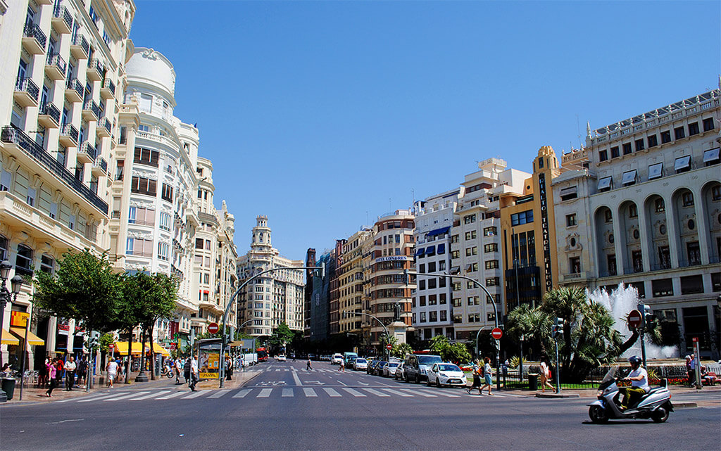 Центральная улица в городе Валенсия, ведущая на площадь Ayuntamiento. Valencia, Испания.