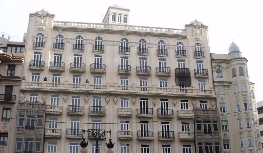Здание бывшего красавца-отеля «Метрополь», находящееся напротив Северного вокзала Валенсии, по легенде,в 30-е годы ХХ века было штабом советского КГБ в Испании
