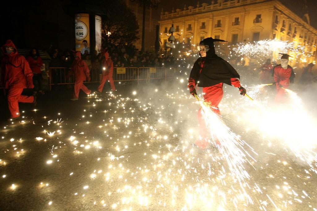 В пятницу 28 июля в 23.00 по центральным улицам Валенсии в рамках традиционной Июльской ярмарки пройдёт уникальное огненное шествие Correfoc