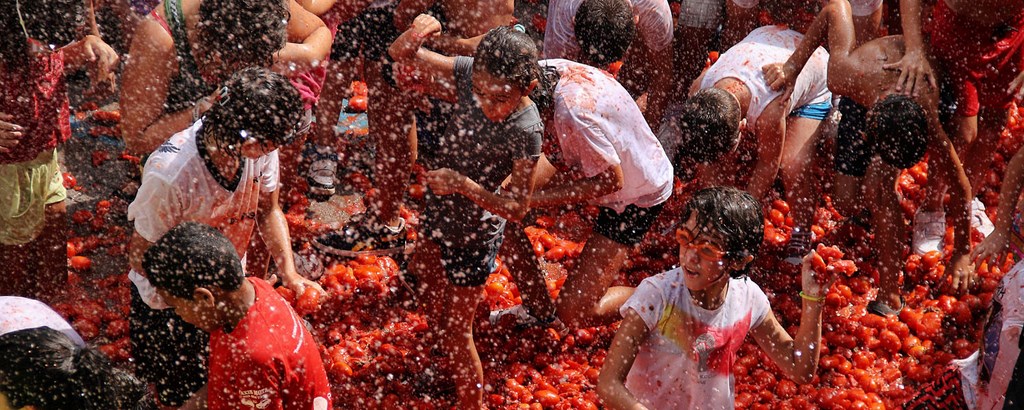 Детская помидорная битва Ла Томатина 2019 в городе Буньоль