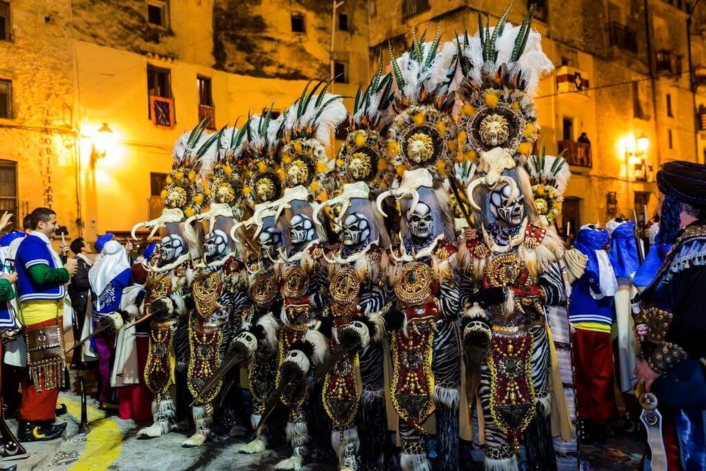 Ежегодно в валенсийском городе Онтеньенте (Onteniente) проходят потрясающие праздники мавров и христиан, являющиеся национальным культурным достоянием Испании 