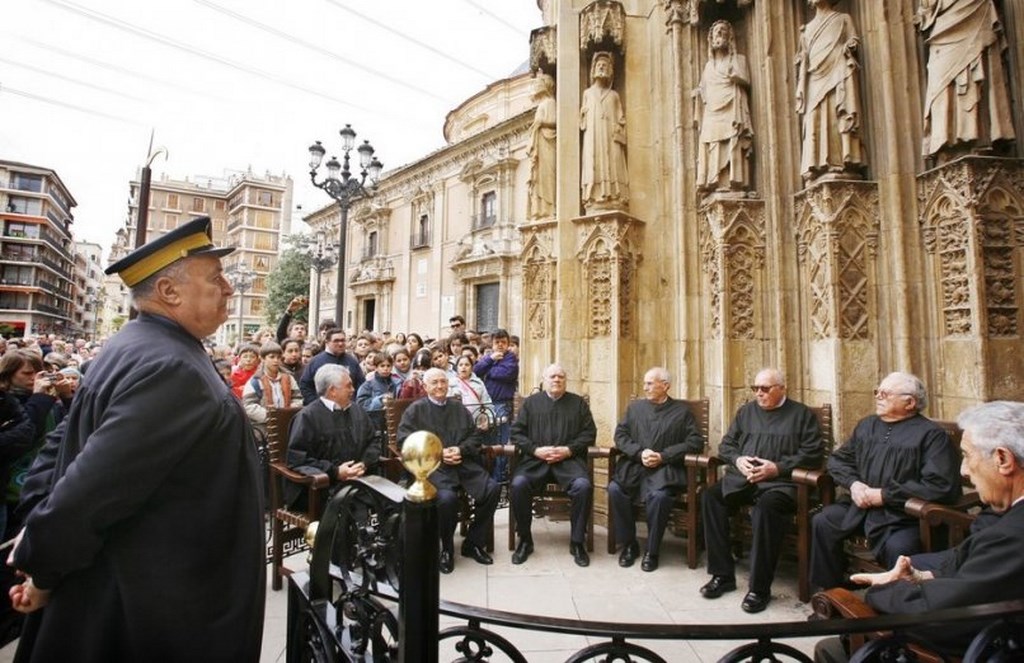 Каждый четверг в 12.00 дня на ступенях Кафедрального собора Валенсии на площади Левы Марии происходит одно из самых курьёзных судебных заседаний в мире.