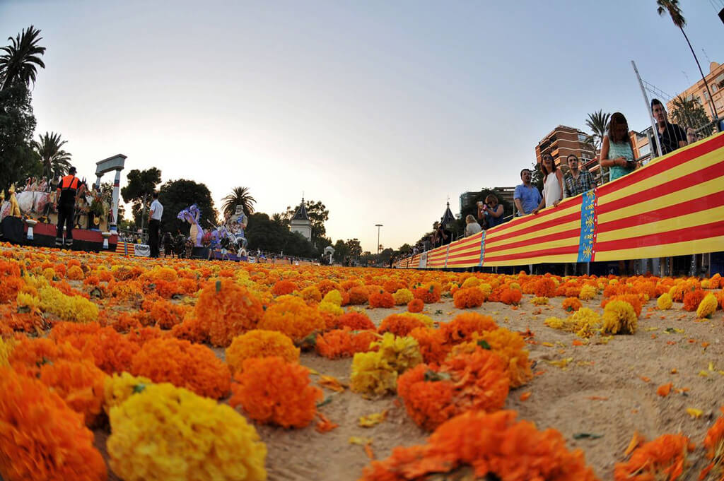 Цветочная битва в городе Валенсия, Испания во время традиционной июльской ярмарки