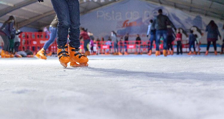 Покататься на коньках по ледовому катку возле коммерческого центра Nuevo Centro в Валенсии, Испания