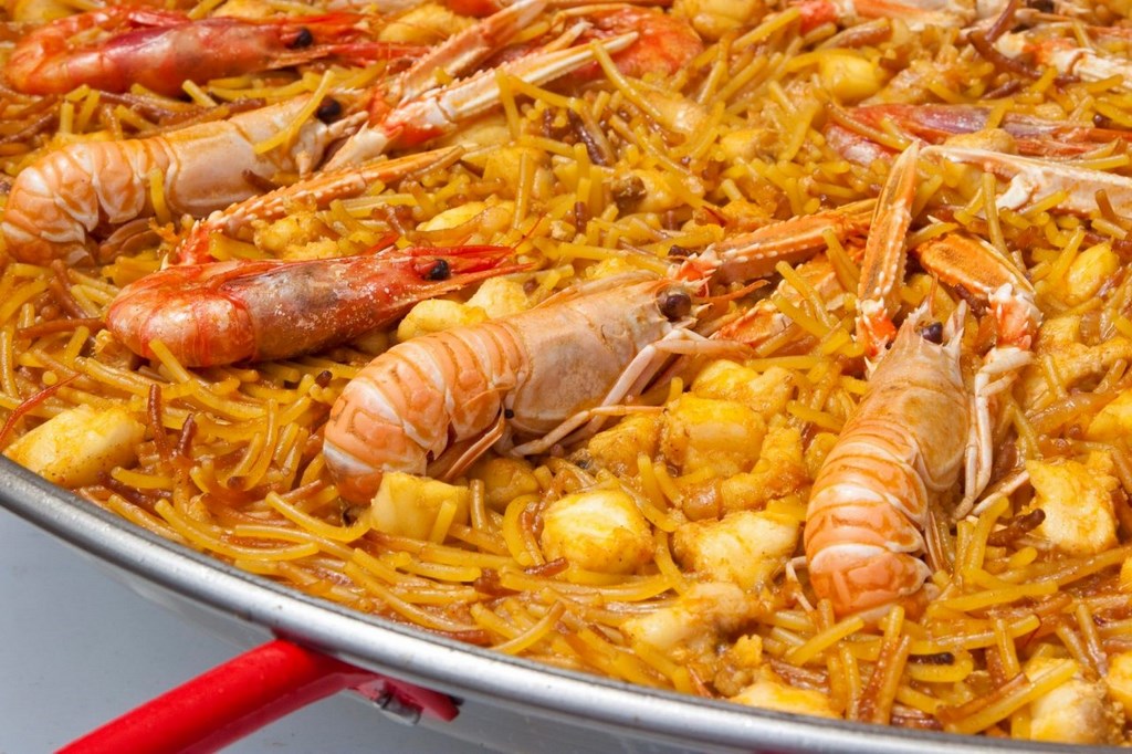 Наряду со всемирно известным блюдом из Валенсии – паэльей (paella) – валенсийская земля славна и другим, не менее вкусным блюдом – фидеуа (fideuà). 