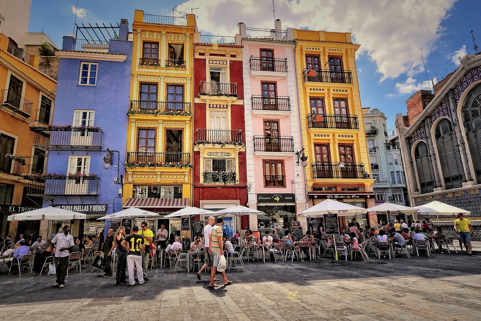 Разноцветные фасады Валенсии