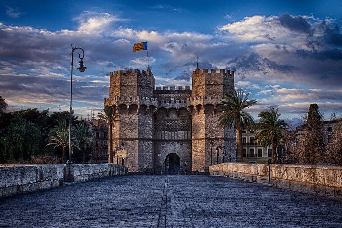 Крепостные башни Серранос в городе Валенсия