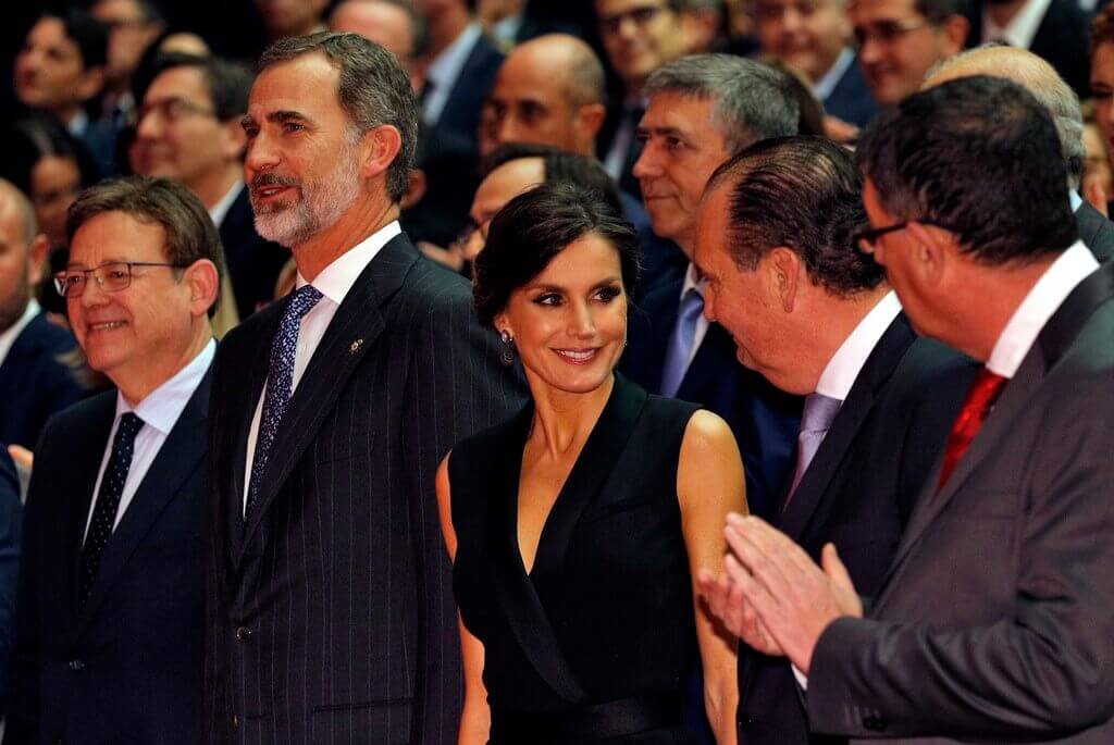 В прошедшую среду король Испании Фелипе VI с супругой доньей Летисией посетили экономический форум "Noche de la Economía Valenciana" в Валенсии.