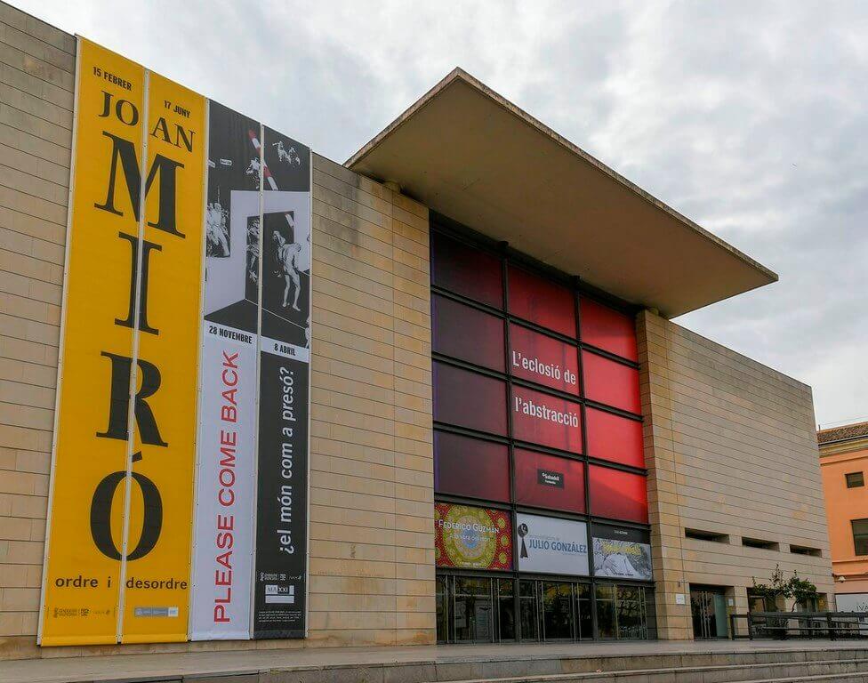 С 15.02 по 17.06 в Институте Современного искусства Валенсии (El Instituto Valenciano de Arte Moderno - IVAM) проходит выставка художника Жоана Миро (Joan Miró)