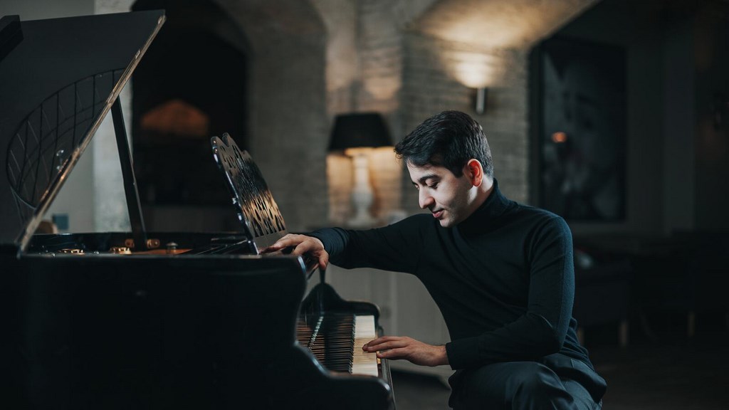 С 22 по 28 сентября 2019 года звезда мировой сцены, проставленный пианист Лука Окрос даст серию бесплатных мастер-классов в Валенсии, Испания.