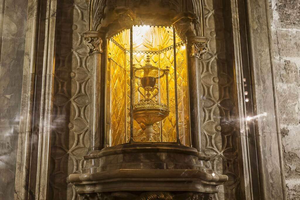 В часовне Святого Грааля в Валенсии установлена подсветка LED