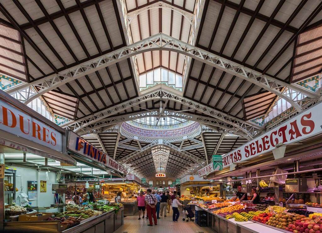 Король Дон Фелипе IV и Королева Донья Летисия также посетят Центральный рынок Валенсии (Испания), крупнейший активный рынок в Европе, по случаю празднования его столетия
