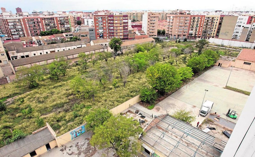 По данным мэрии, на улице Святого Викентия (calle San Vicente Martir) начался снос бывших военных казарм, чтобы построить 450 единиц нового жилья. 
