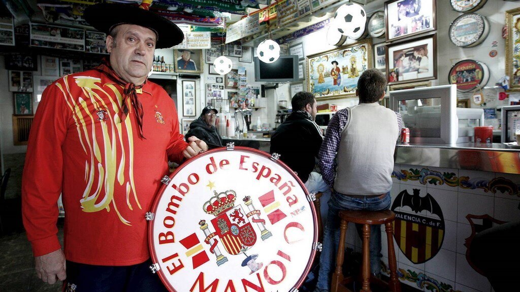 Самый известный болельщик национальной сборной Испании и ФК «Валенсия» Маноло Касерес продаёт свой бар, расположенный напротив стадиона «Месталья» в Валенсии.