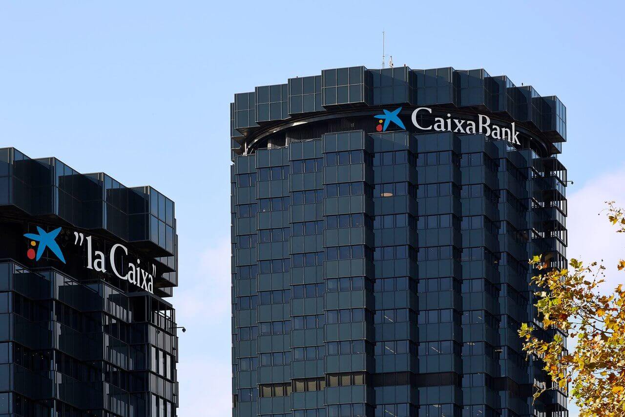 Вечером 6 октября стало известно, что на заседании совета директоров CaixaBank было принято решение о переносе штаб-квартиры из Барселоны в Валенсию