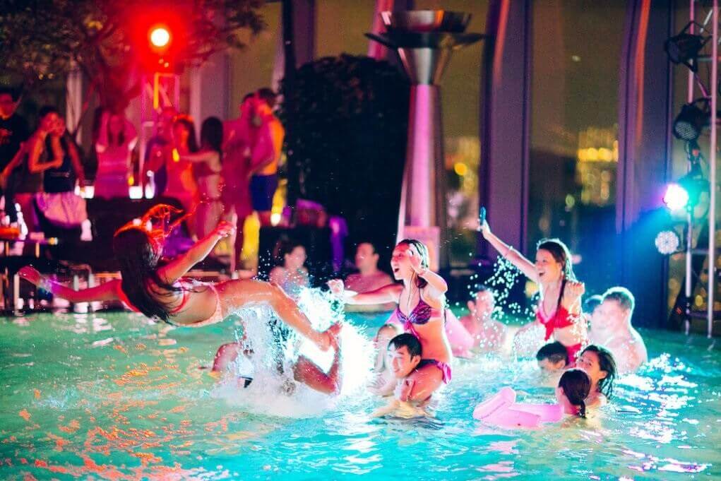 С 28 июня по 31 августа в парке «Parque del Oeste» в Валенсии открывается открытый бассейн с ночными вечеринками, купанием, баром и детской площадкой.