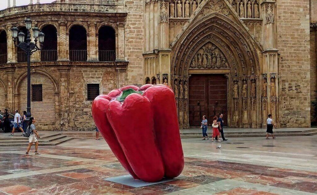 На улицах Валенсии, напротив главных  достопримечательностей, расположились гигантские фрукты, чтобы отметить присвоение городу статуса Мировой столицы питания