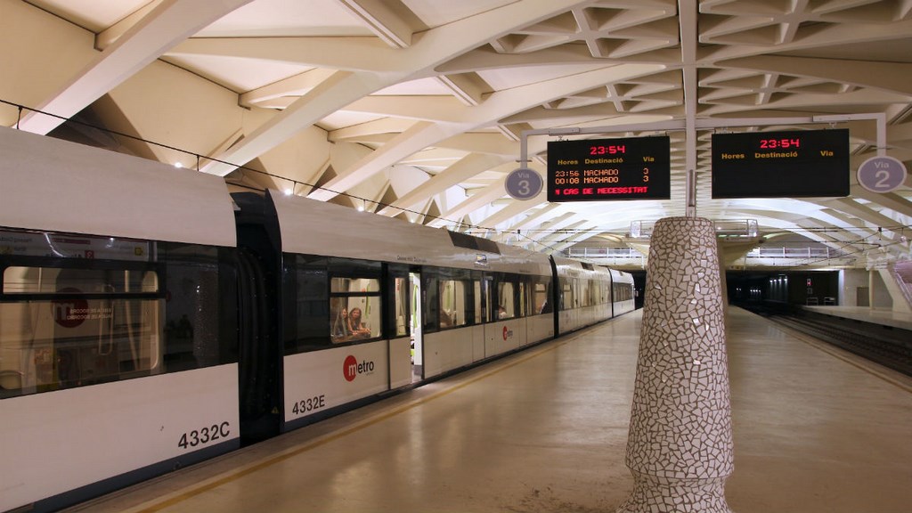 С 14 декабря 2018 года метро Валенсии прилагает специальные ночные маршруты следования поездов с интервалом 20, 30 и 60 минут, в зависимости от зоны.