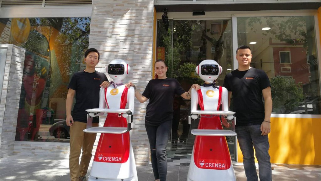 Китайский предприниматель Чжицзе Янь (Zhijie Yan) готовит в Валенсии открытие концептуально нового ресторана сети «Crensa» с использованием роботов.