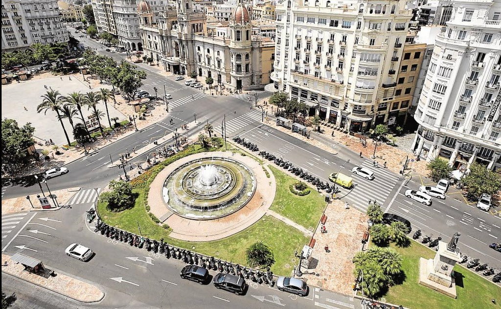 После завершения перестройки площади мэрии (plaza del Ayuntamiento) в Валенсии проезд по ней будет открыт лишь для общественного транспорта. 