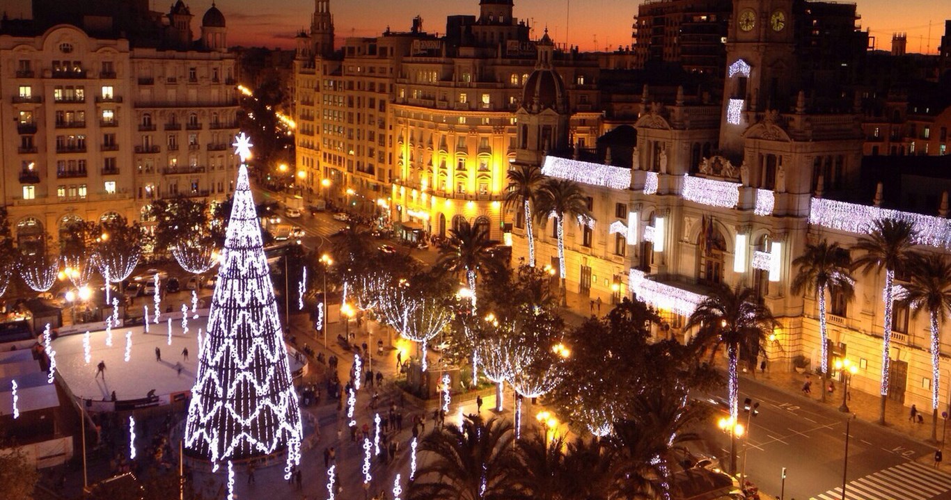 29 ноября 2019 года на главной площади Валенсии - Plaza del Ayuntamiento - зажгут рождественские огни и торжественно откроют каток для детей и взрослых!