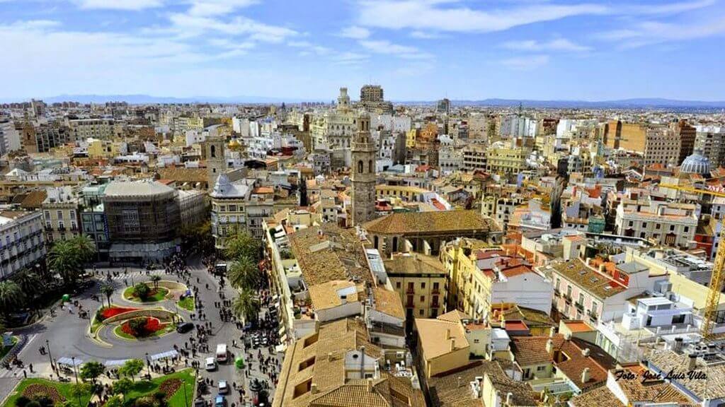 С популярностью средиземноморского города Валенсия растёт и число иностранцев, которые стремятся купить квартиру, дом или коттедж в Валенсии и Испании