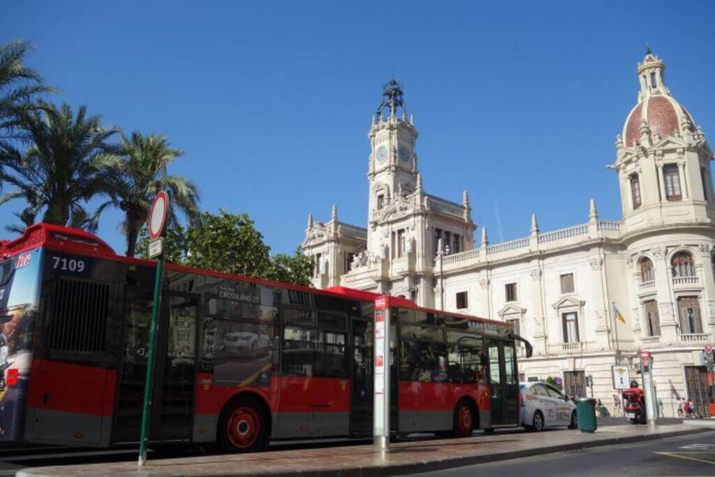 На остановках автобусов в Валенсии запретят курение