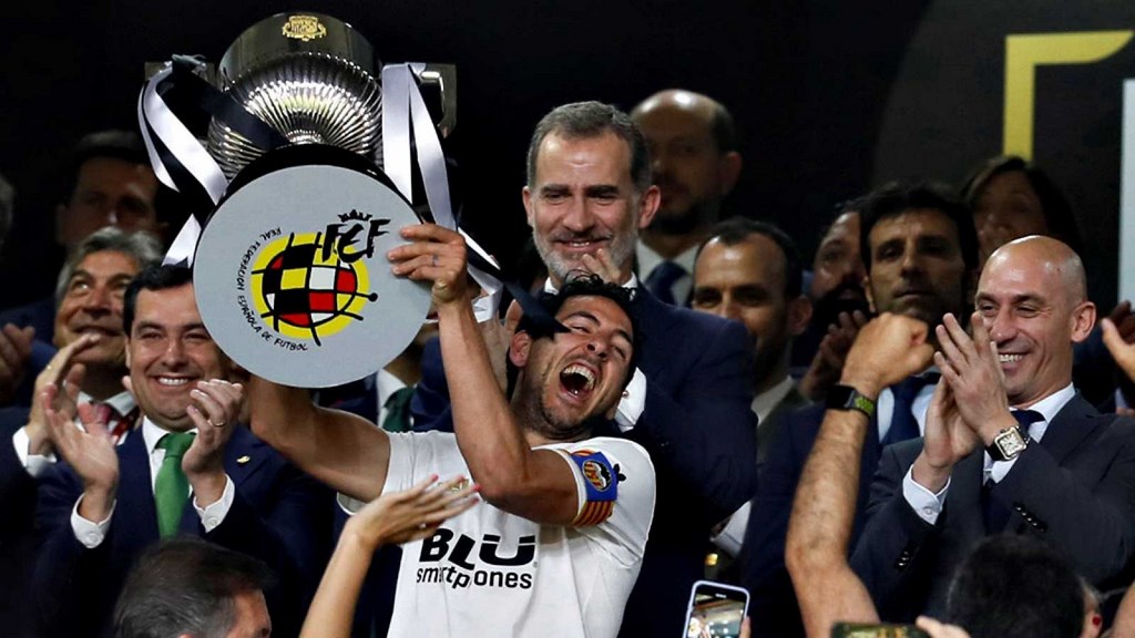 В финальном матче, проходившем в Севилье клуб из Валенсии победил всемогущую «Барселону» и стал обладателем Кубка Испании сезона 2018-2019.