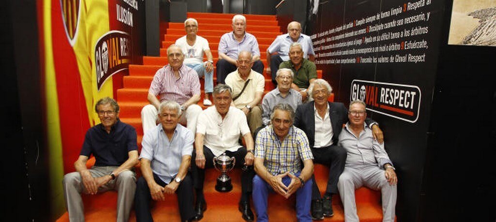 Спустя 50 лет после знаменитой победы ФК "Валенсия" в кубке страны, ветераны клубы собрались на стадионе "Месталья", чтобы вспомнить прославленный матч