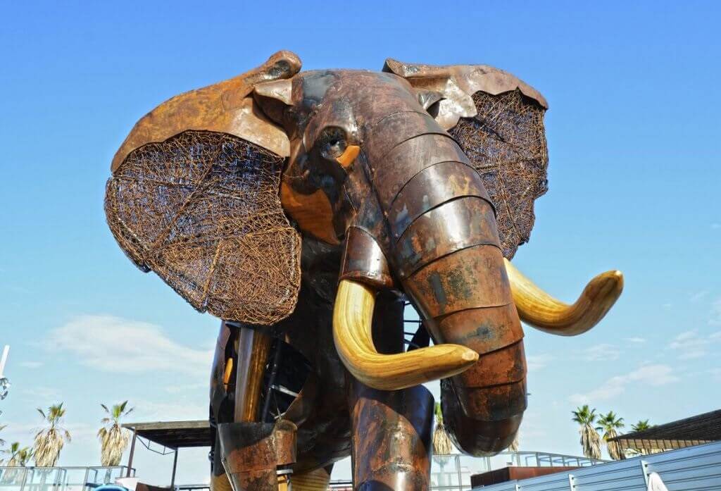 Одиннадцатиметровая статуя африканского слона Сципиона была установлена в валенсийском зоопарке (Bioparс) в честь десятилетия самого необычного зоопарка в мире.