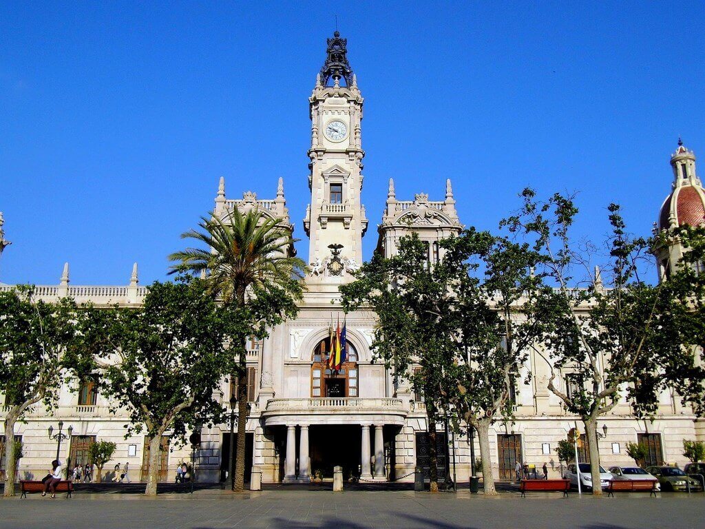 Мэрия Валенсии (Испания) бьёт рекорды посещаемости, так в августе знаменитый Стеклянный зал и балкон мэрии Валенсии посетили более 20 000 человек