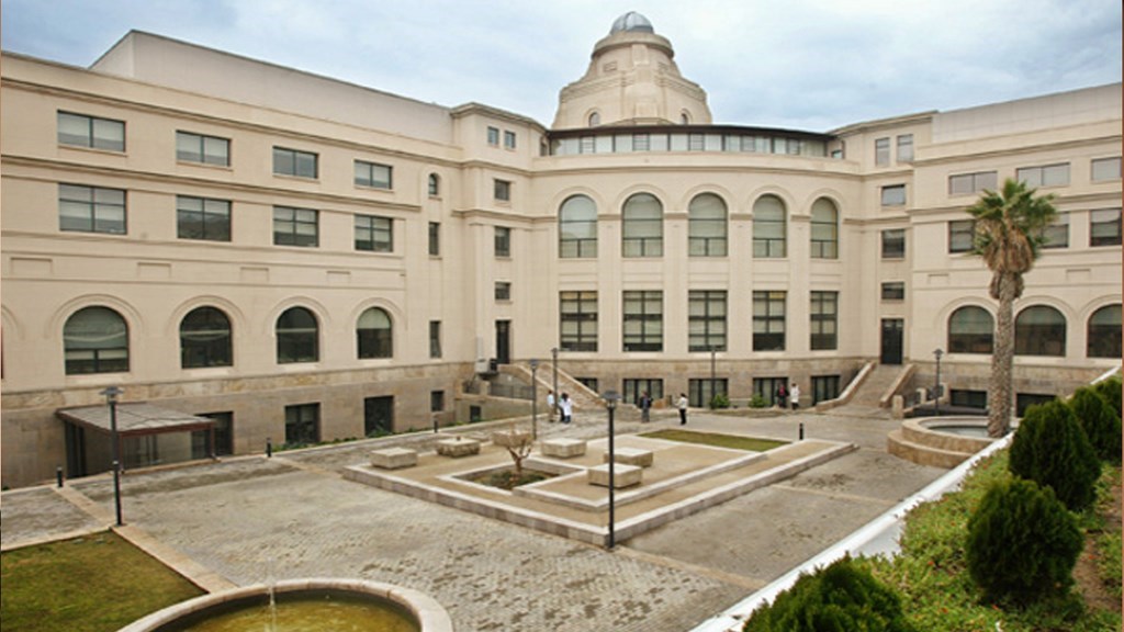 Университет Валенсии (Universitat de València) является крупнейшим академическим учреждением города, объединяющим 65 000 студентов и 4300 преподавателей.