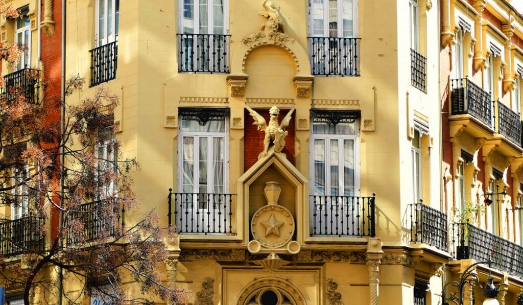 «Дом с драконами», расположенный в самом центре города, стал настоящим символом престижнейшего района Энсанче (Ensanche) в Валенсии.