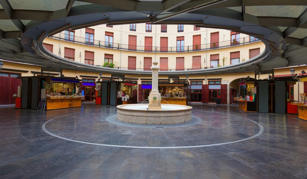 Круглая площадь (Plaza Redonda) в Валенсии является сердцем исторической зоны, объединяя вокруг себя все самые главные достопримечательности города. 