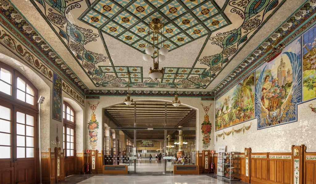 Бывший кафетерий Северного вокала La Estación del Norte de Valencia) превратился в его главную достопримечательность благодаря уникальным мозаикам.