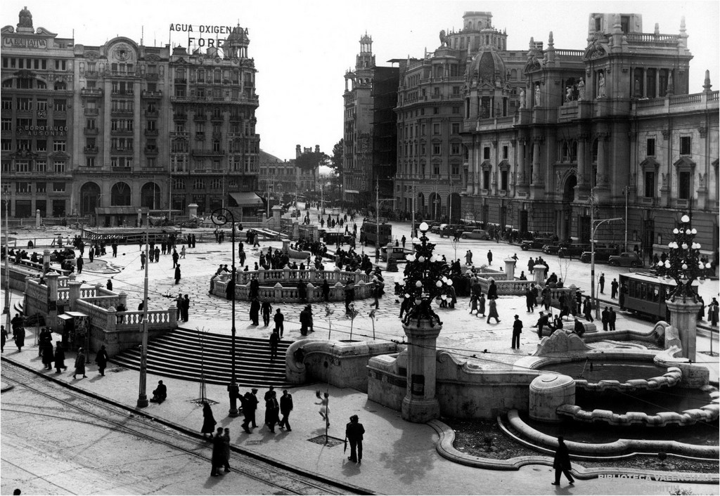 Главная площадь Валенсии (la plaza del Ayuntamiento) не всегда выглядела так, как сейчас, но от прежнего её облика остались лишь архивные фотографии.