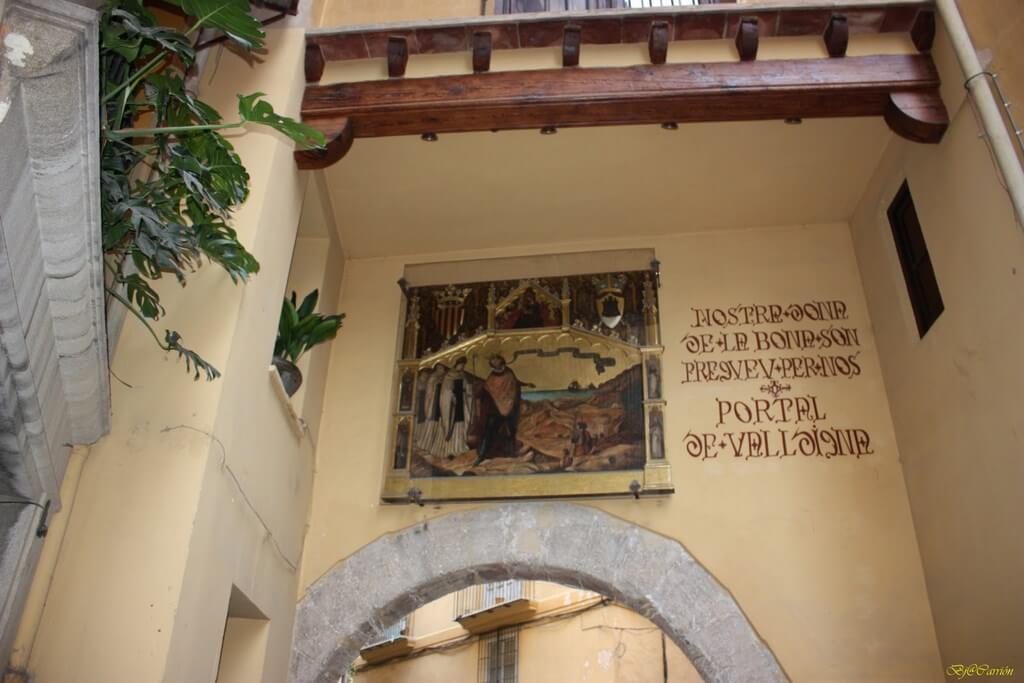 Знаменитый портал де ла Вальдигна находится в районе Эль Кармен и служил воротами, отделявшими христианскую часть средневековой Валенсии от мусульманской