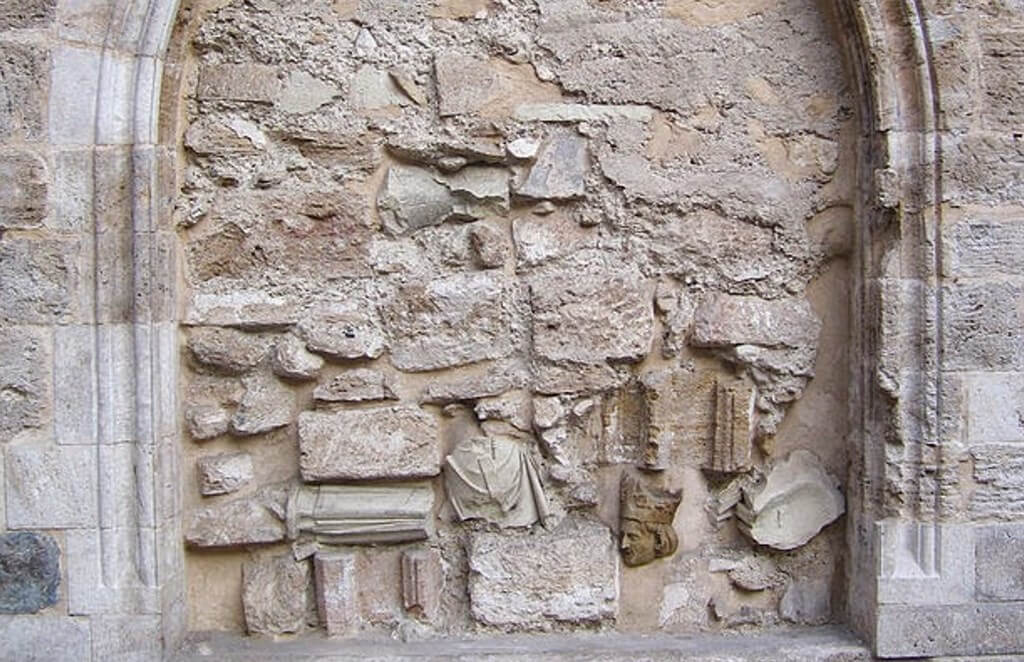 Почему в стене церкви Святой Екатерины в Валенсии замурована голова? 