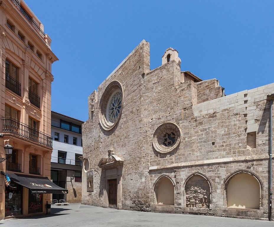 Почему в стене церкви Святой Екатерины в Валенсии замурована голова? 